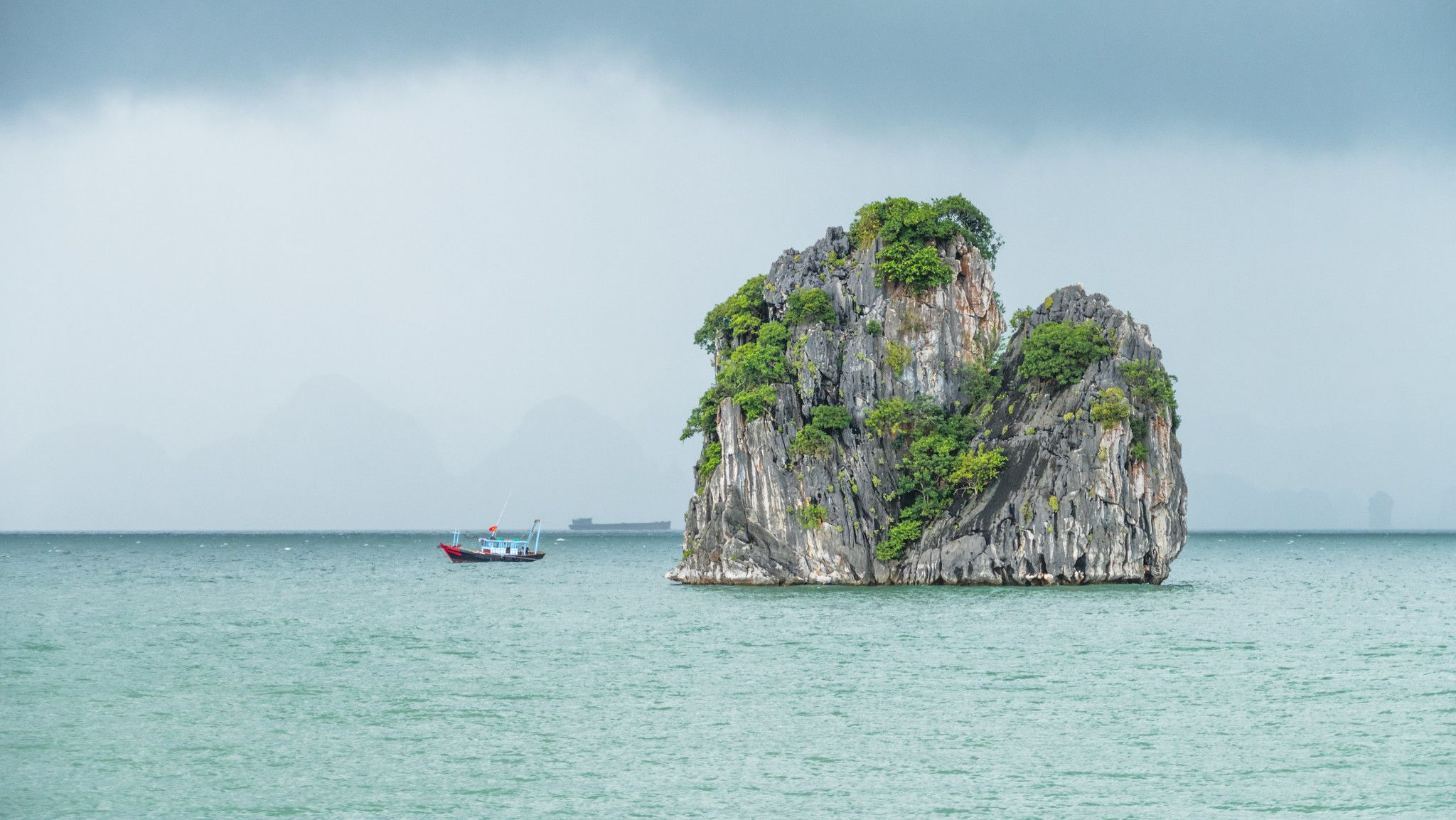 Rock islet in bai Tu Long