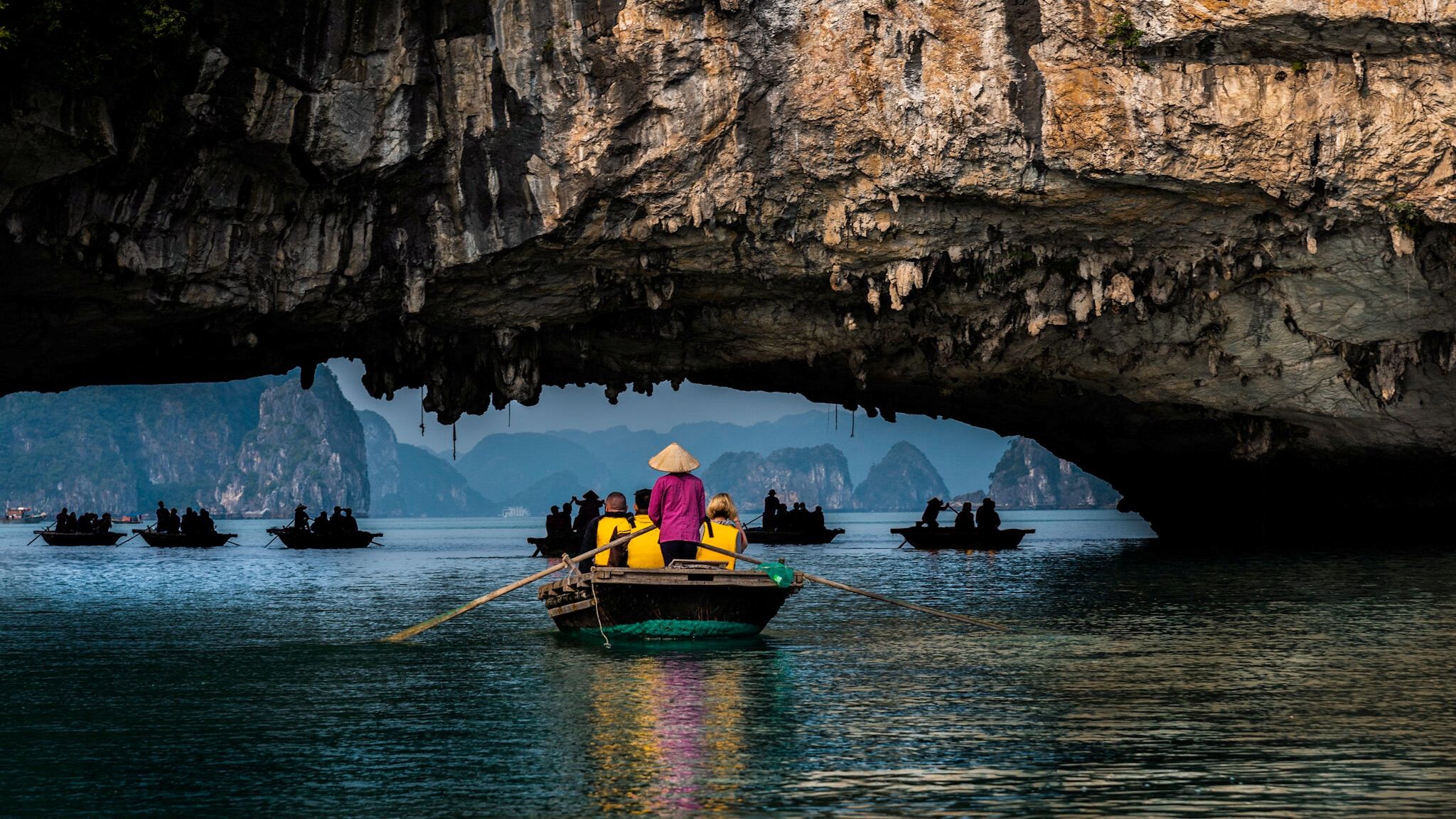 bai tu long bay visiting cave