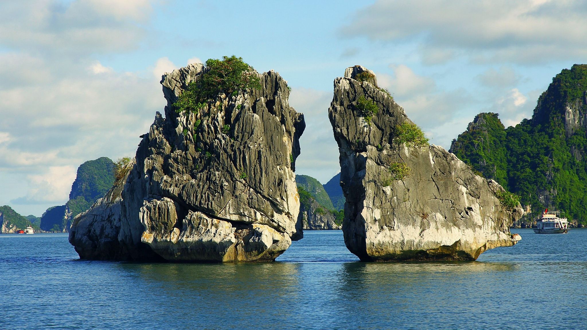 Halong Long Bay islets