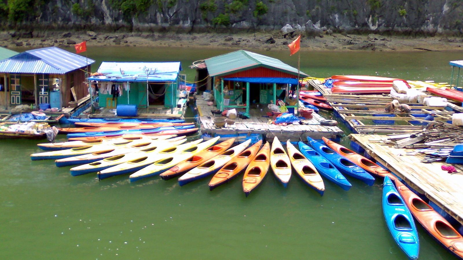 kayaking in halong vietnam